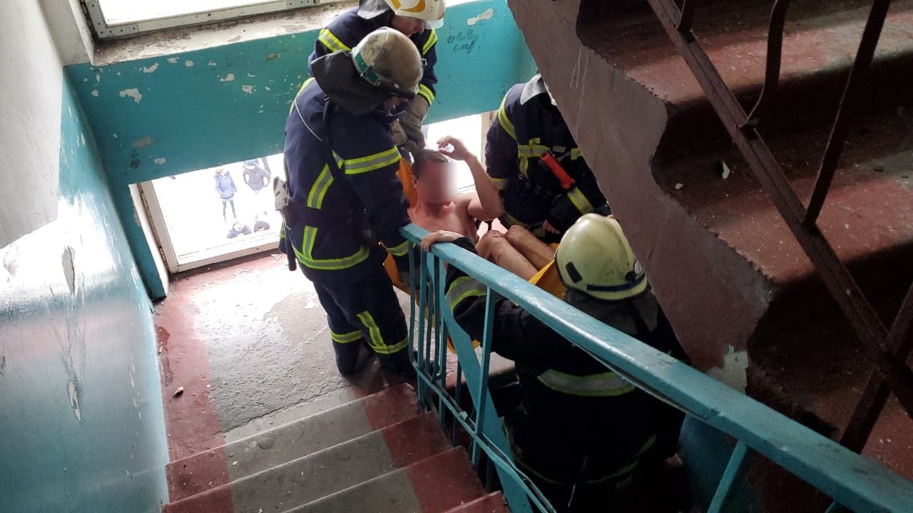 Из-за взрыва в квартире в Каменском пострадали мужчина и подросток: причины, фото, подробности 2