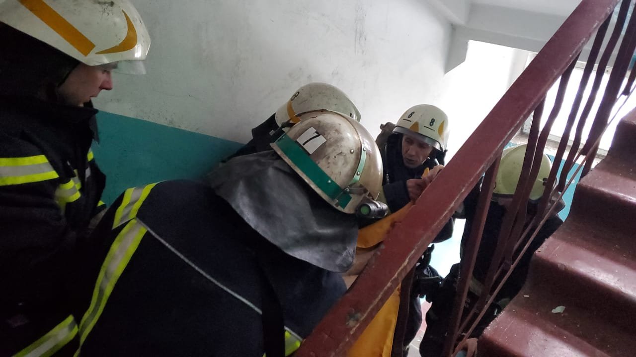 Из-за взрыва в квартире в Каменском пострадали мужчина и подросток: причины, фото, подробности 4