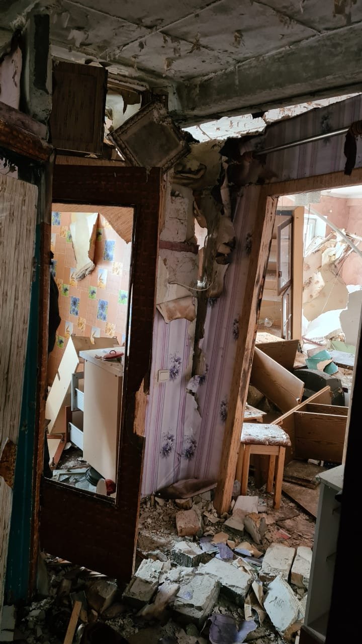 Из-за взрыва в квартире в Каменском пострадали мужчина и подросток: причины, фото, подробности 5