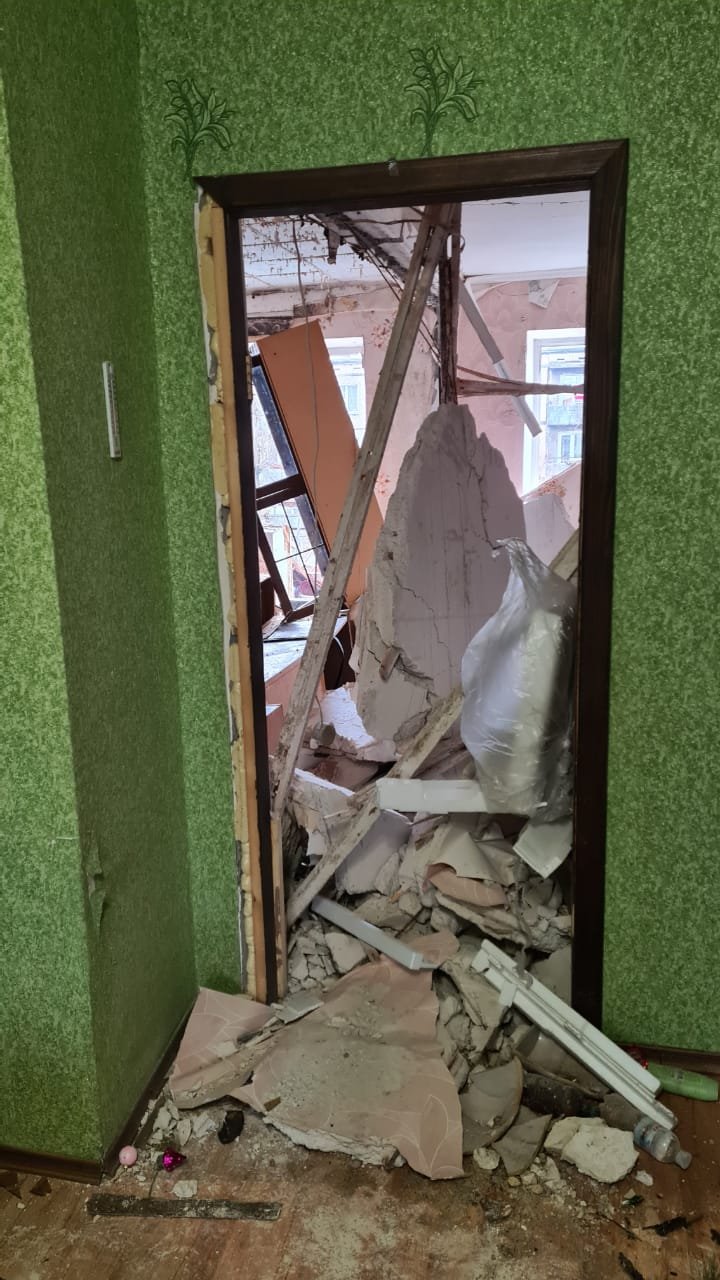 Из-за взрыва в квартире в Каменском пострадали мужчина и подросток: причины, фото, подробности 6