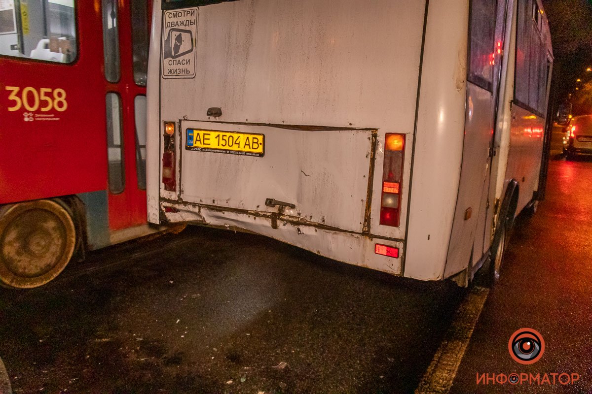 106-ая маршрутка врезалась в 55-ую 106-ая маршрутка врезалась в 55-ую