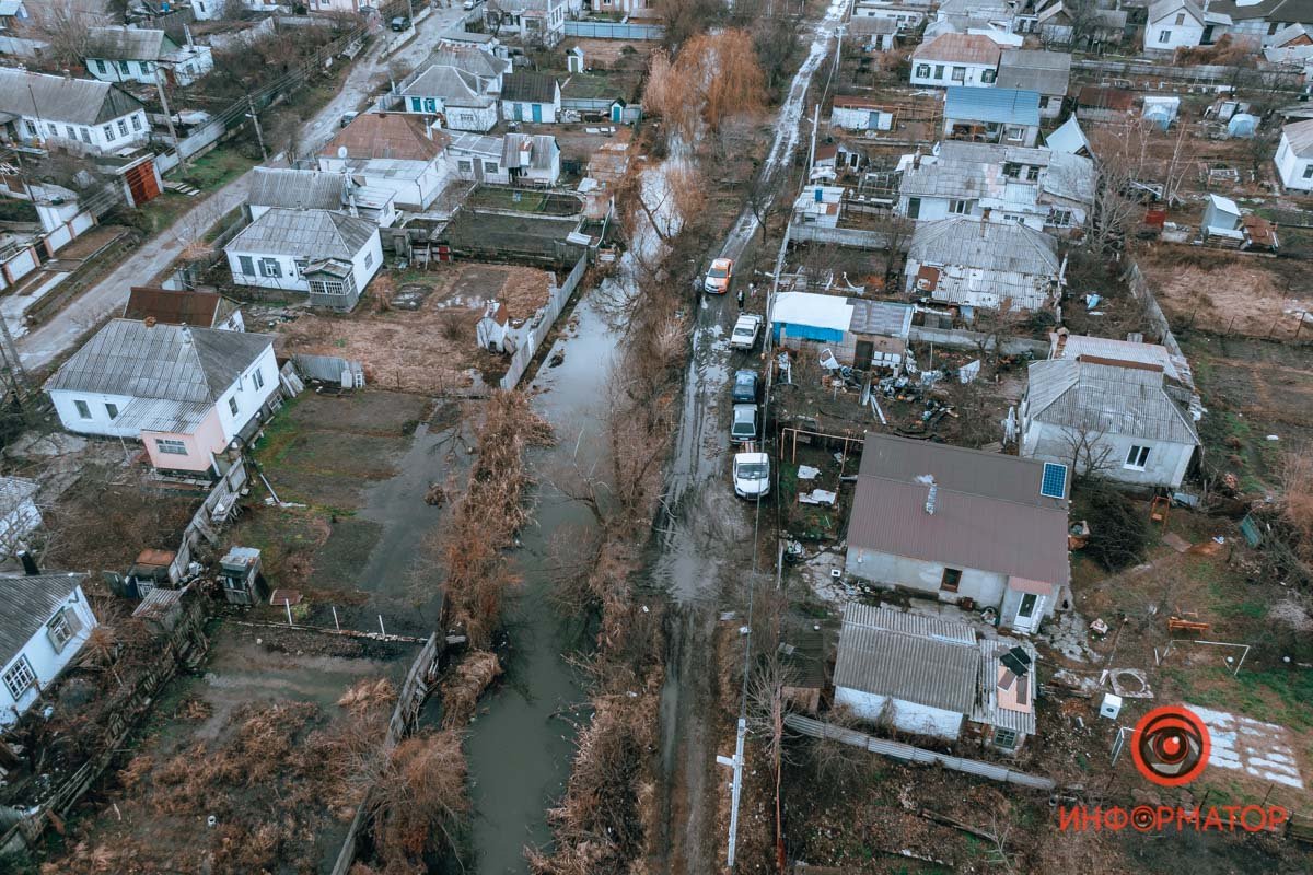 Детей переносят на руках