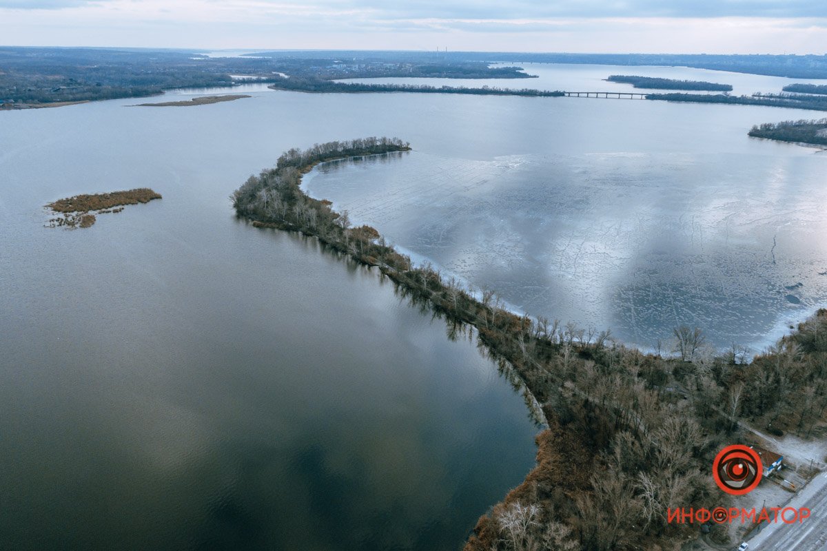 Напоминает крючок