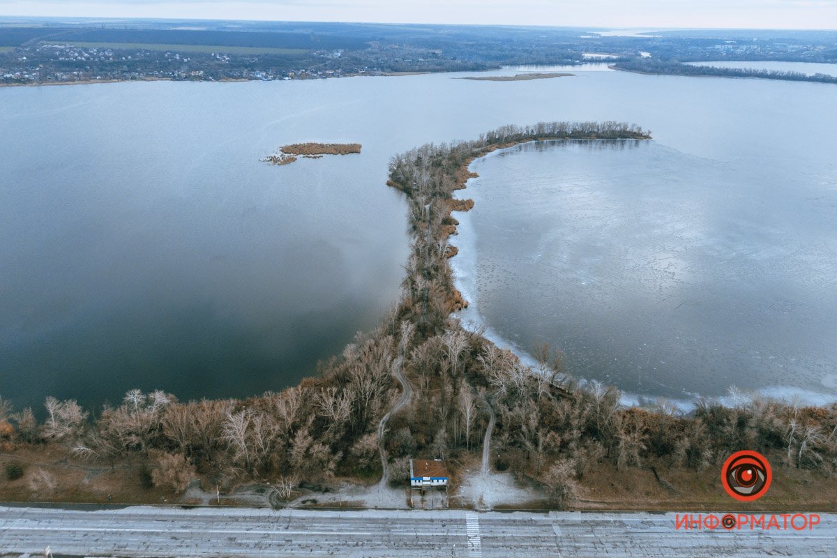 Будто разделяет на две реки