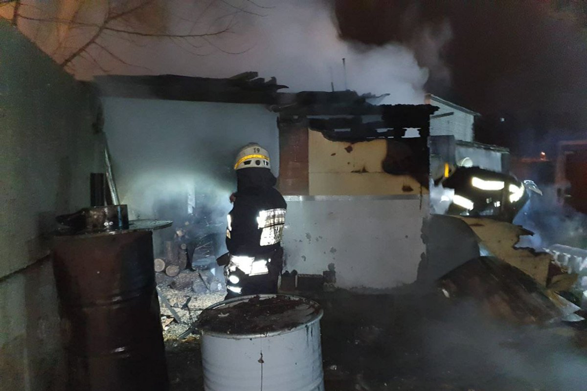 Для тушения пламени задействовали 12 человек и 2 единицы техники