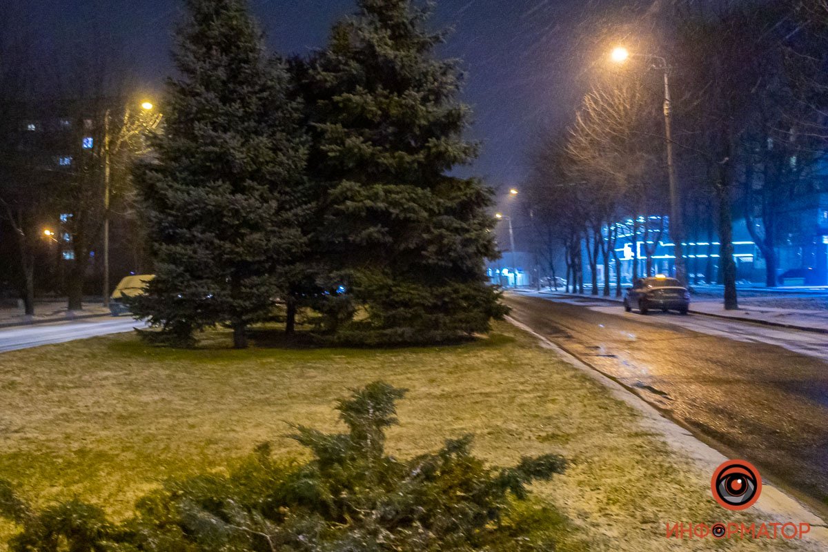 Только выпал и уже растаял