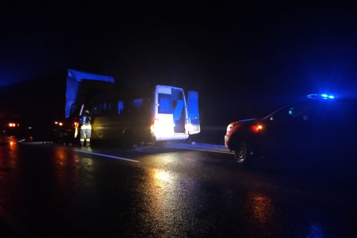 Микроавтобус Mercedes Sprinter врезался в грузовик MAN Микроавтобус Mercedes Sprinter врезался в грузовик MAN