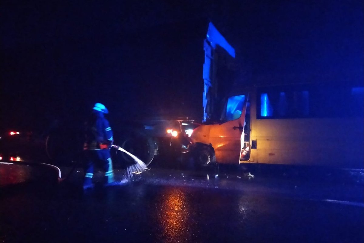 Водитель оказался зажат металлическими частями кузова Водитель оказался зажат металлическими частями кузова