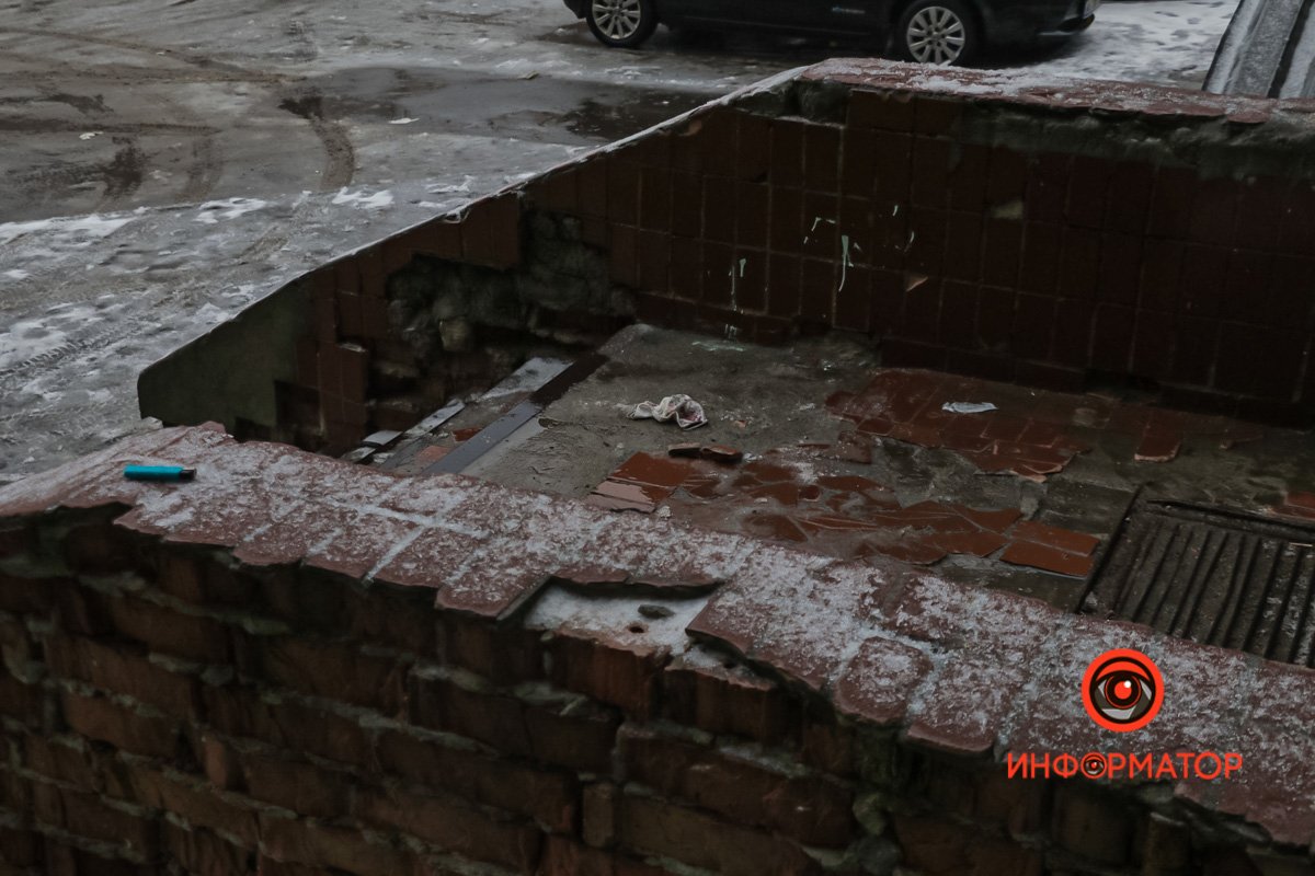 Упала на голову мужчине