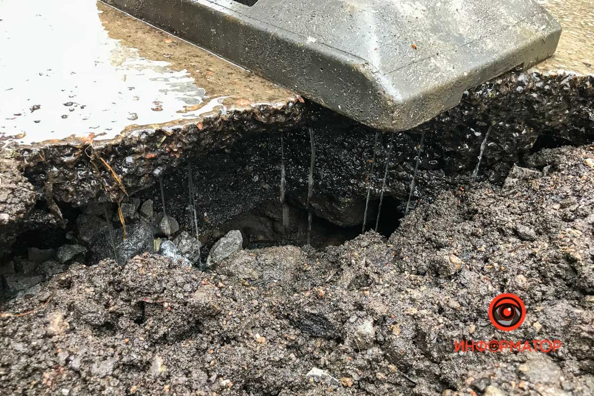 Место провала оградили, коммунальщиков на месте нет