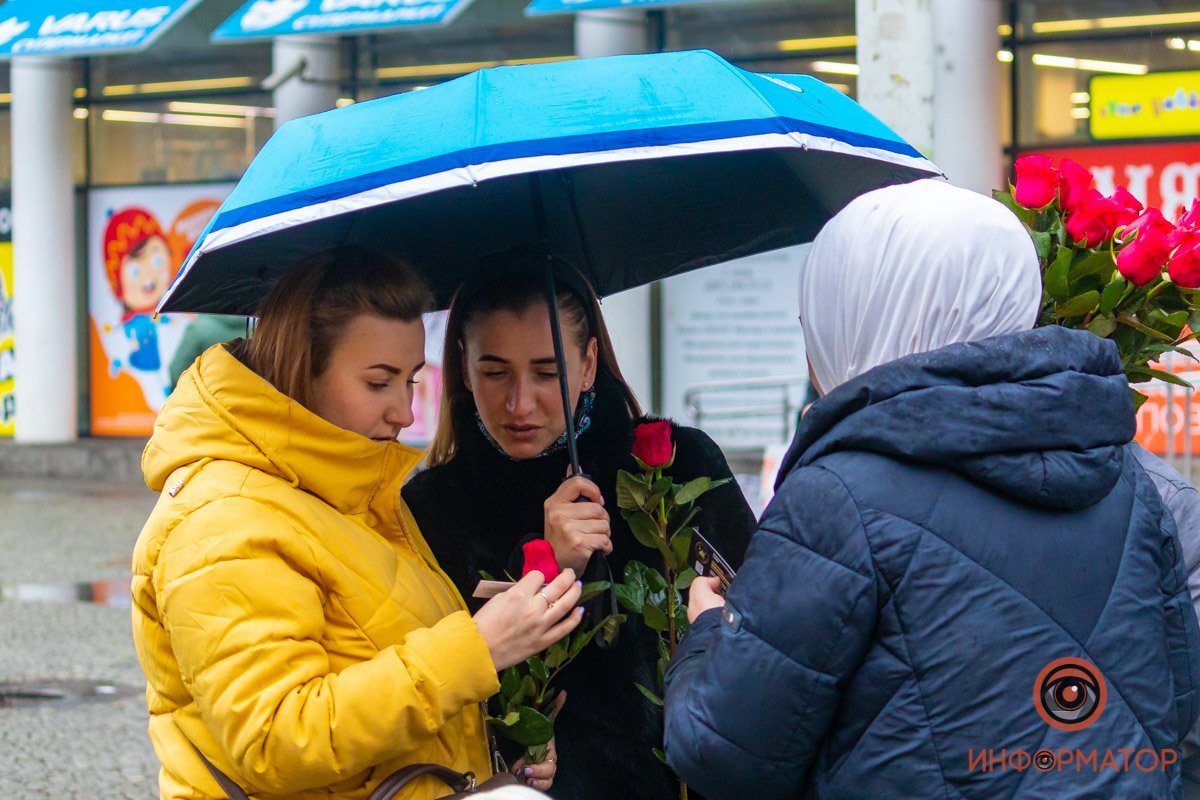Мусульманки раздавали людям цветы Мусульманки раздавали людям цветы