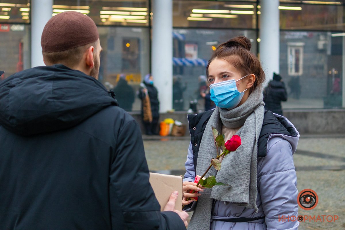 К раздаче сладостей присоединились и мужчины К раздаче сладостей присоединились и мужчины