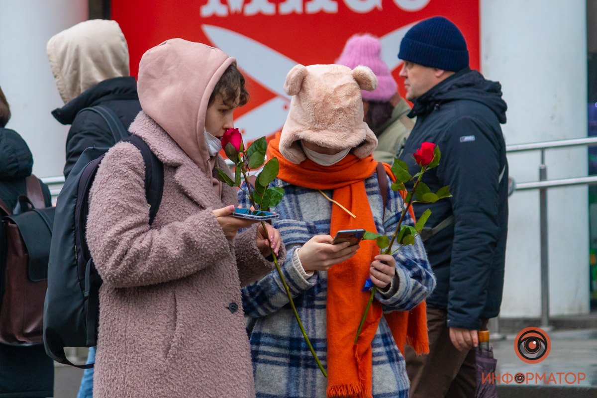 Девушки Днепра были рады внезапным подаркам Девушки Днепра были рады внезапным подаркам