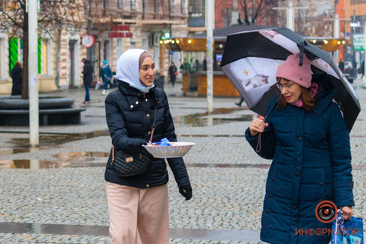 Конфетку? Конфетку?