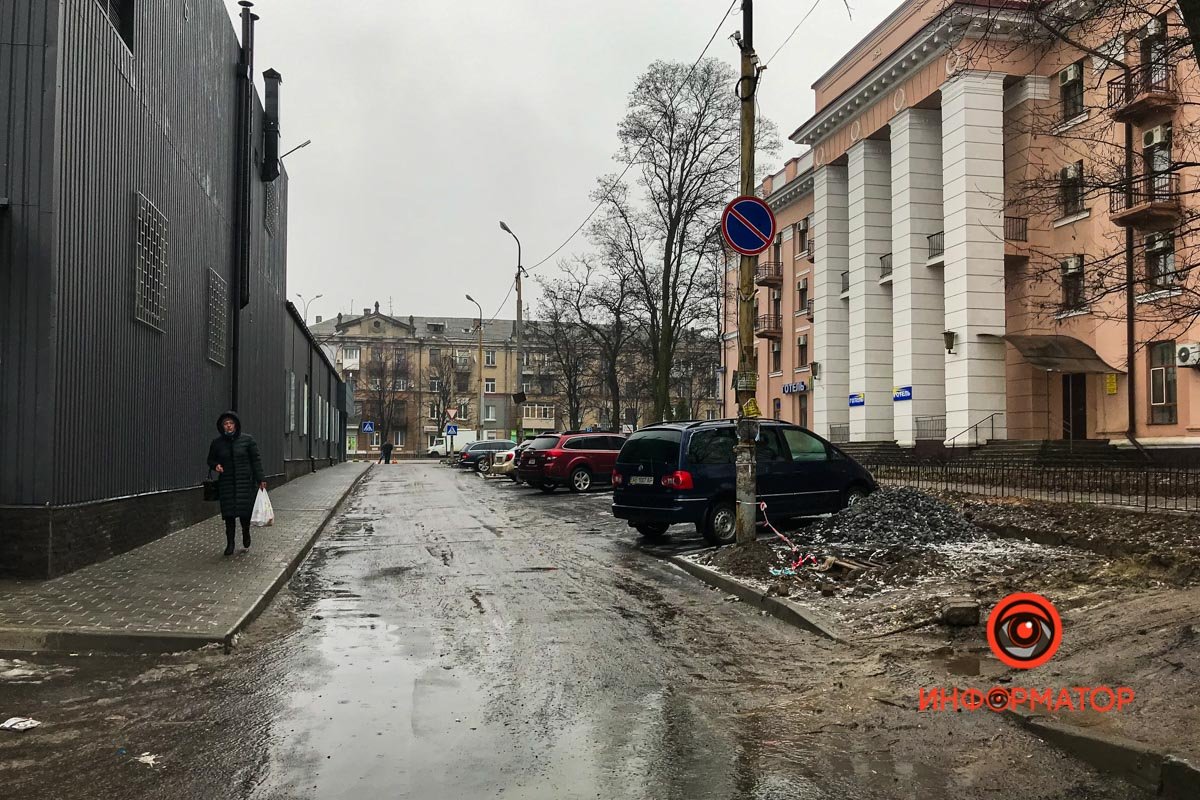 Здесь недавно перекладывали асфальт