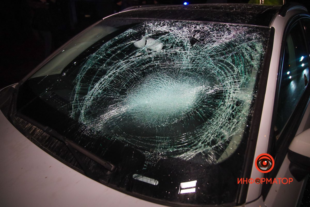 Удар пришелся на лобовое стекло Удар пришелся на лобовое стекло