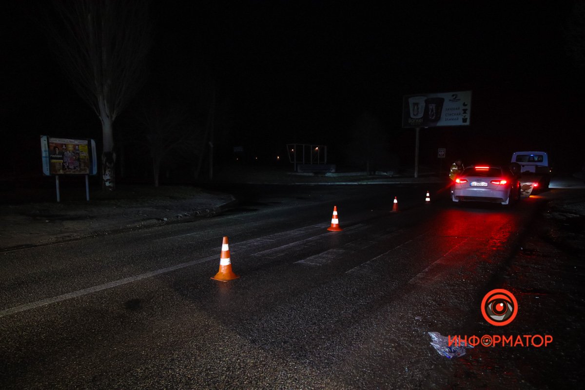 Пешеходам следует надевать светоотражающие элементы в темное время суток, а водителям - соблюдать скоростной режим Пешеходам следует надевать светоотражающие элементы в темное время суток, а водителям - соблюдать скоростной режим