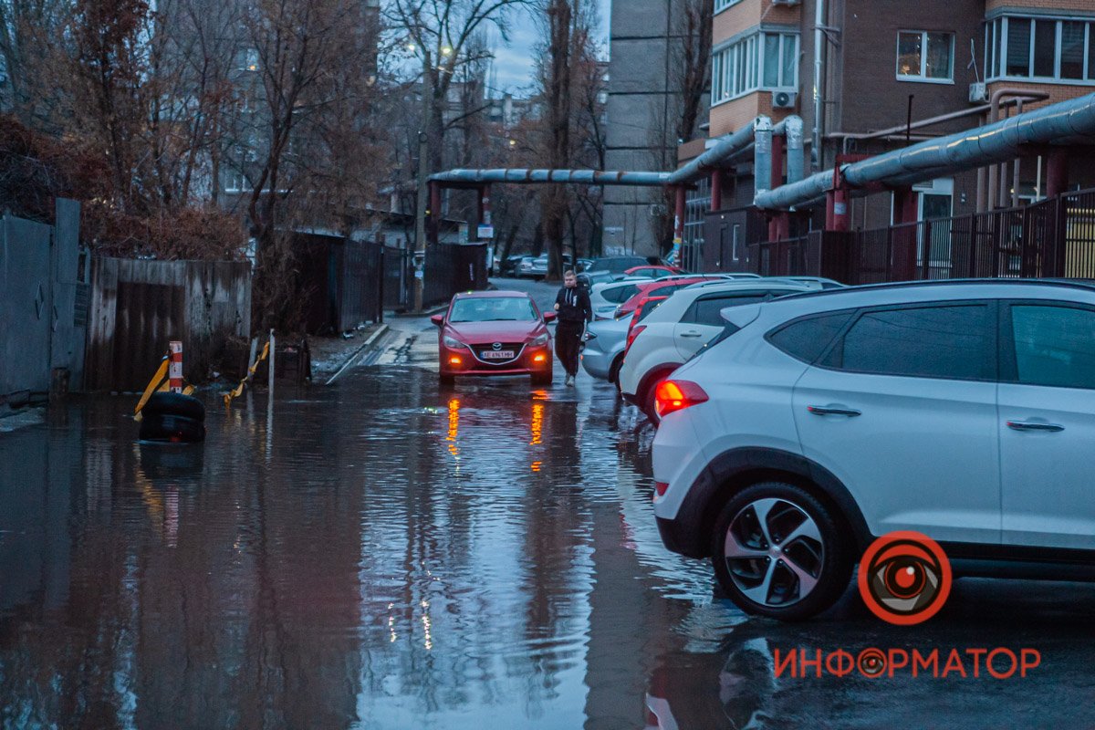 Затопило въезд во двор жилого дома №62 по Набережной Победы