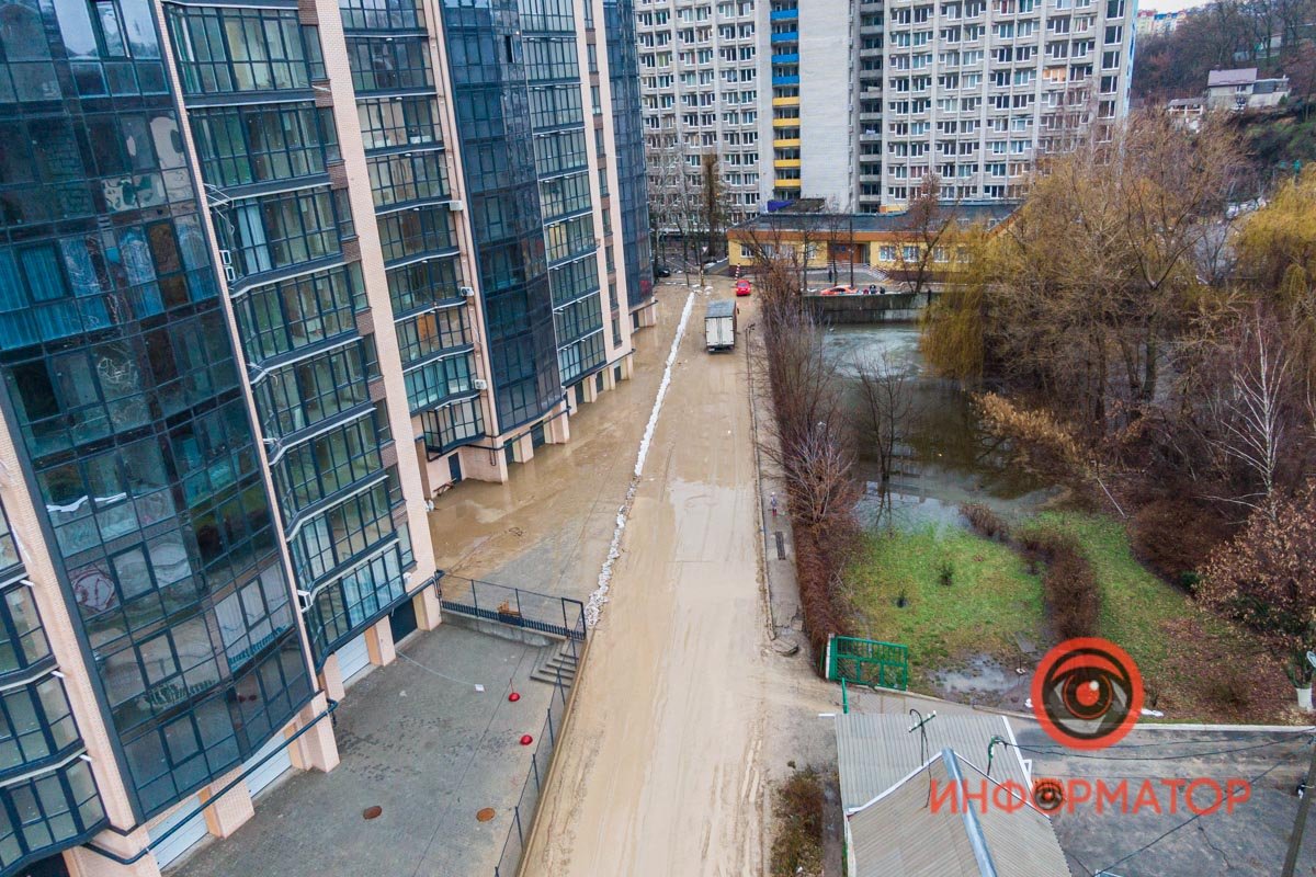 Глиной заливает улицу Мандрыковскую Глиной заливает улицу Мандрыковскую