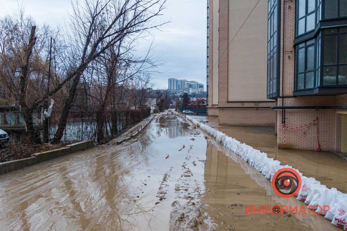 Сначала канаву и трубы засоряло, а затем и вовсе случился оползень Сначала канаву и трубы засоряло, а затем и вовсе случился оползень