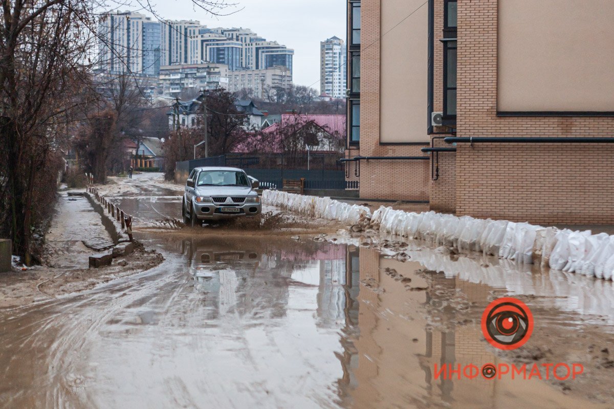 Улица нуждается в серьезном ремонте Улица нуждается в серьезном ремонте