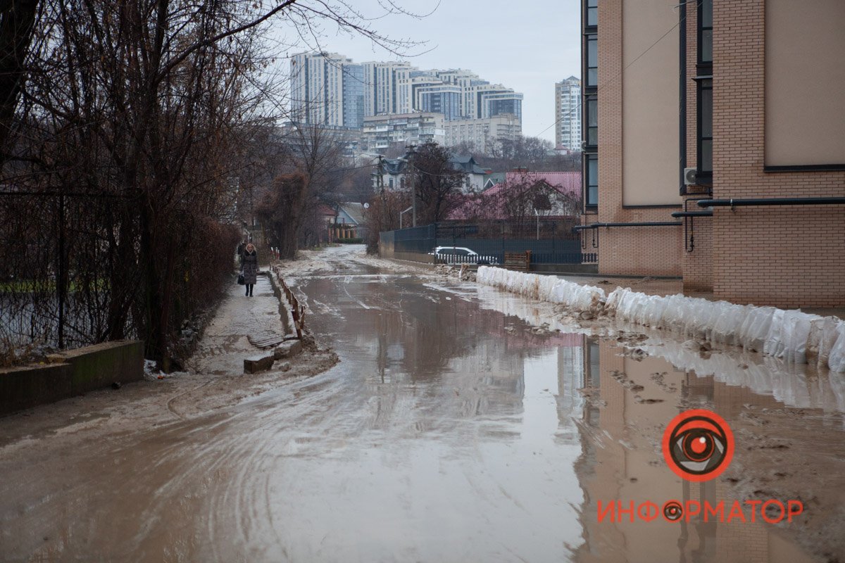 КП "Гідроспоруди" чистило канавы и трубы, но тщетно: с дождевой водой мусор возвращался КП "Гідроспоруди" чистило канавы и трубы, но тщетно: с дождевой водой мусор возвращался