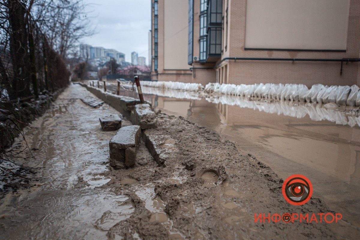 Зная тонкости бюрократической машины, ждать решения проблемы придется еще долго Зная тонкости бюрократической машины, ждать решения проблемы придется еще долго