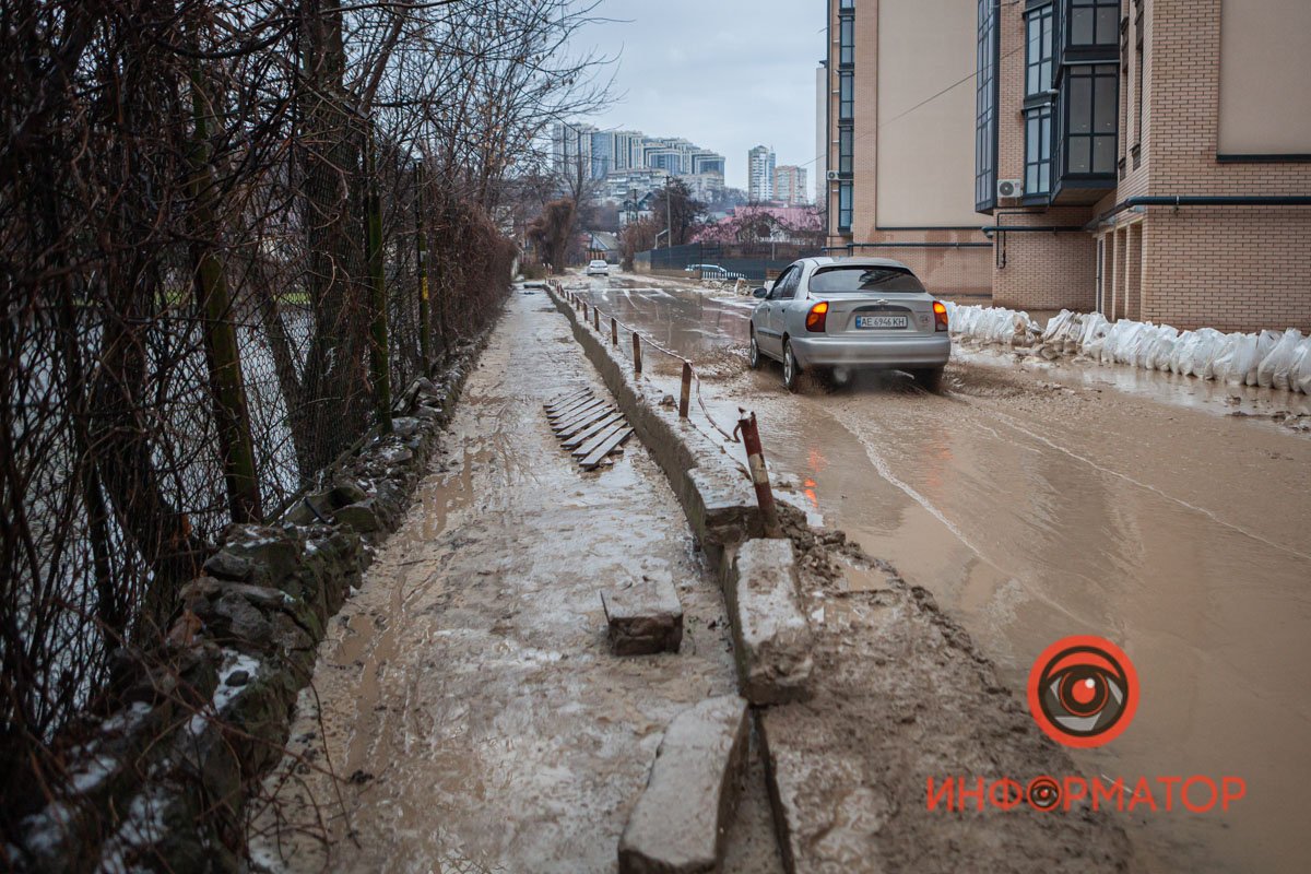 Учитывая тот факт, что улица находится в низменной части, каждый ливень вновь несет породу по склону к домам Учитывая тот факт, что улица находится в низменной части, каждый ливень вновь несет породу по склону к домам