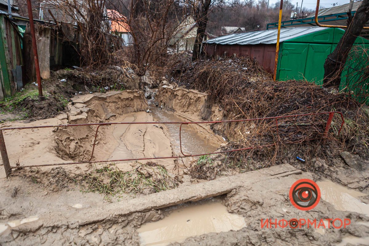 Размывает дорогу Размывает дорогу