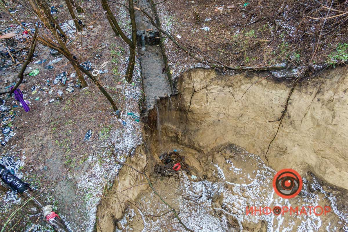 Постепенно канавы забиваются мусором Постепенно канавы забиваются мусором