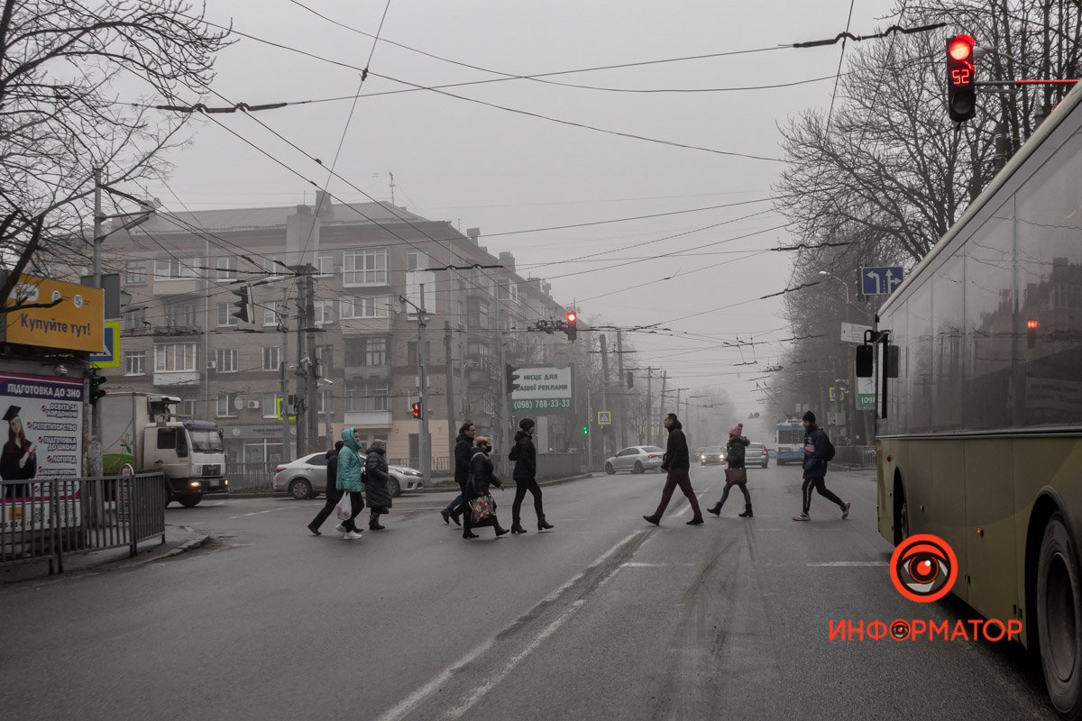 Ритм города ускоряется, люди спешат на работу Ритм города ускоряется, люди спешат на работу