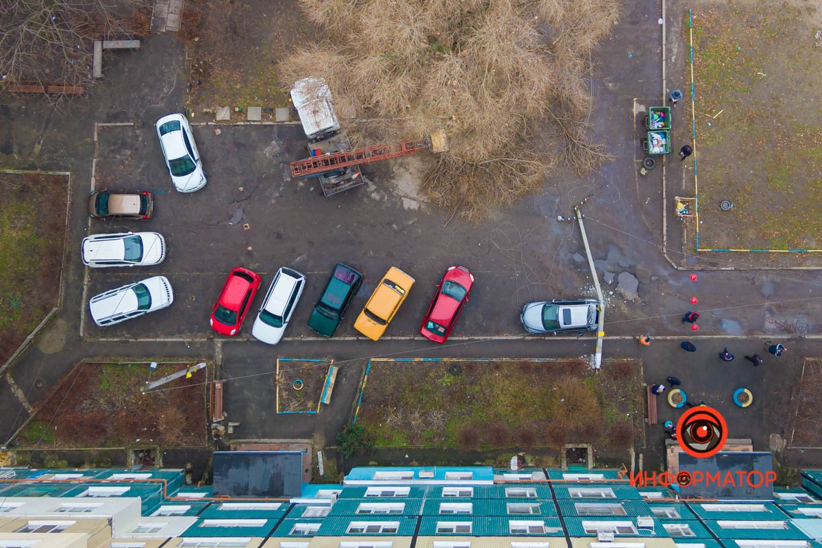 Столб упал на автомобиль Mazda Столб упал на автомобиль Mazda