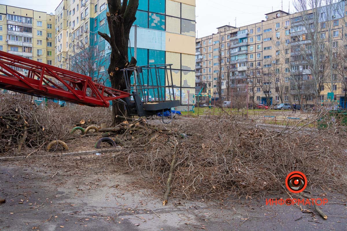 Провода потянули за собой столб Провода потянули за собой столб