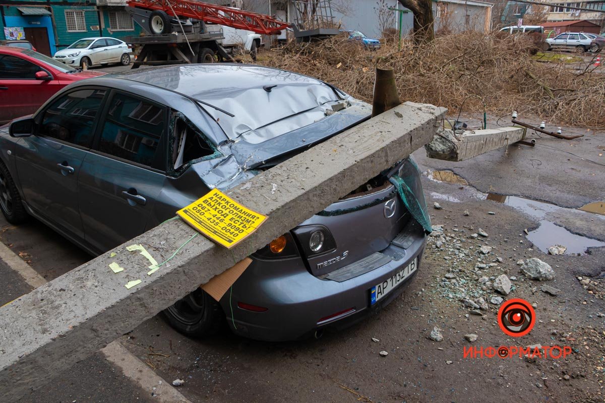 Столб упал на припаркованное авто Столб упал на припаркованное авто