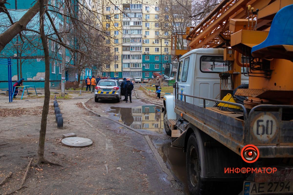 На место прибыла следственно-оперативная группа На место прибыла следственно-оперативная группа