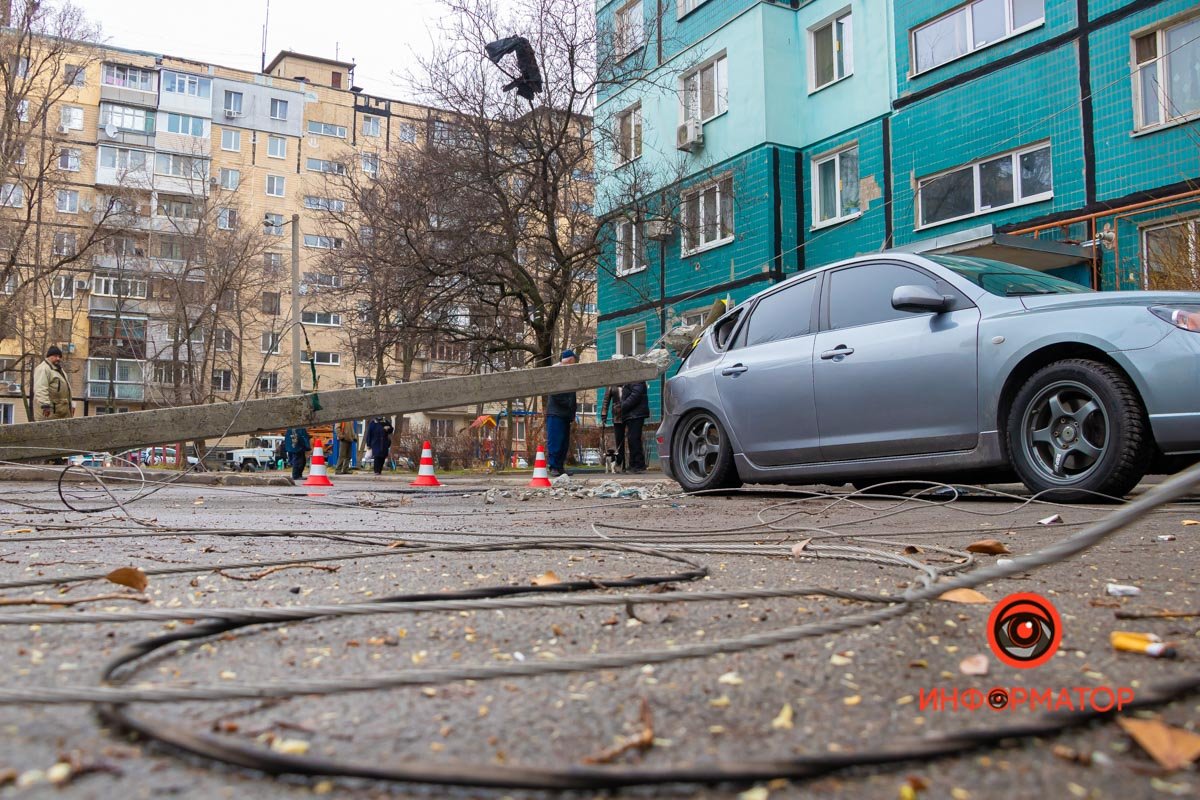 Mazda была припаркована возле дома Mazda была припаркована возле дома