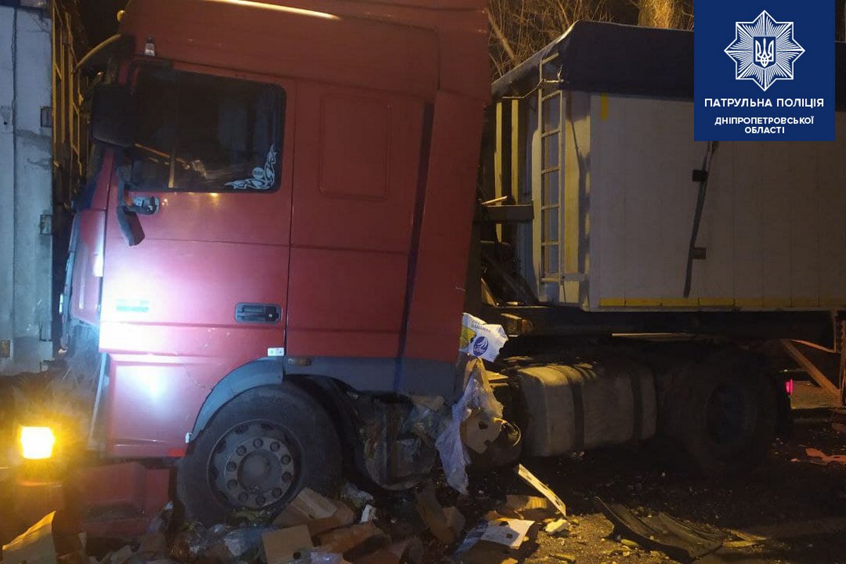 Водитель фуры с бананами уснул за рулем Водитель фуры с бананами уснул за рулем