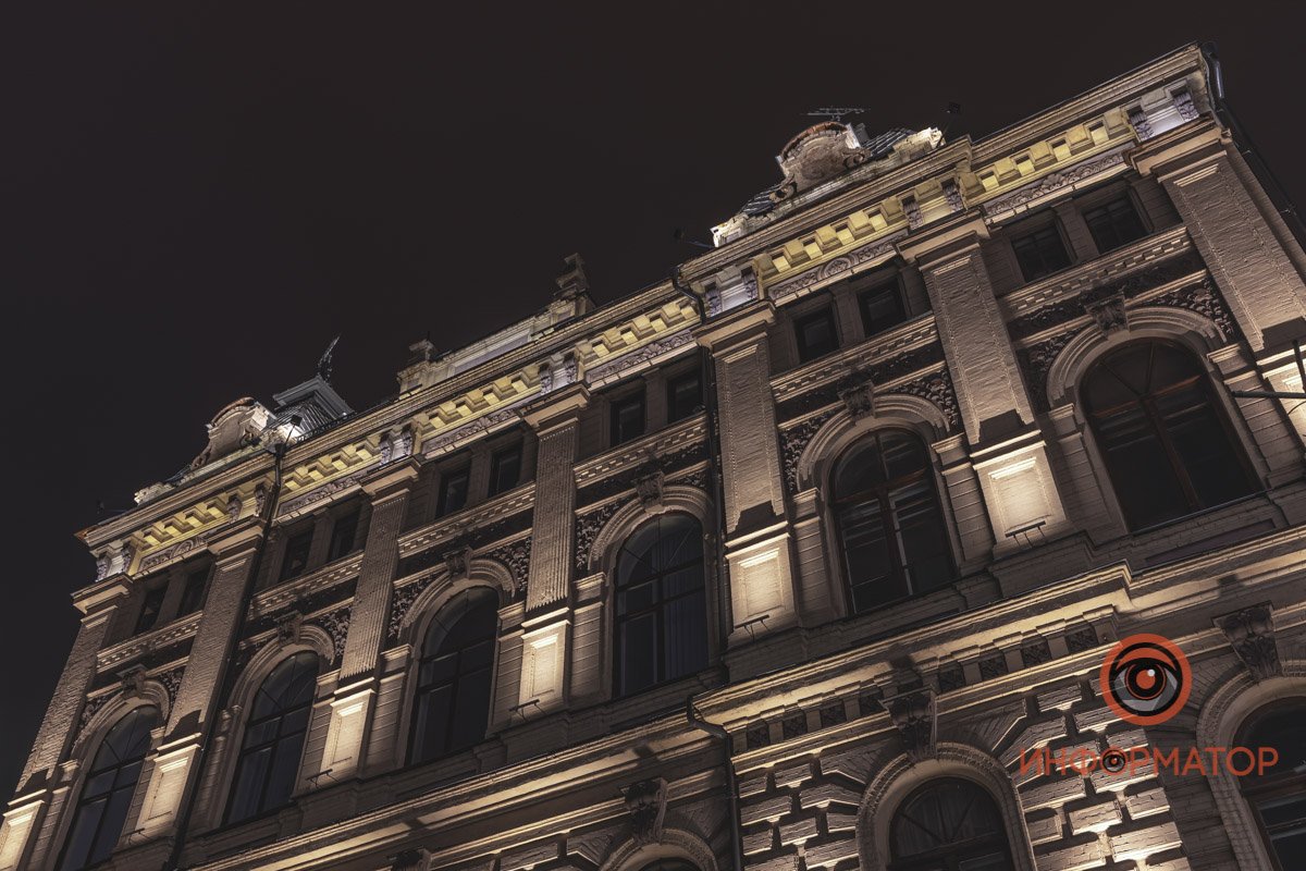 Подчеркивает детали, но не бросается в глаза