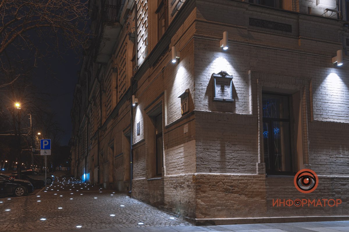 А со стороны проспекта - звездная россыпь под ногами