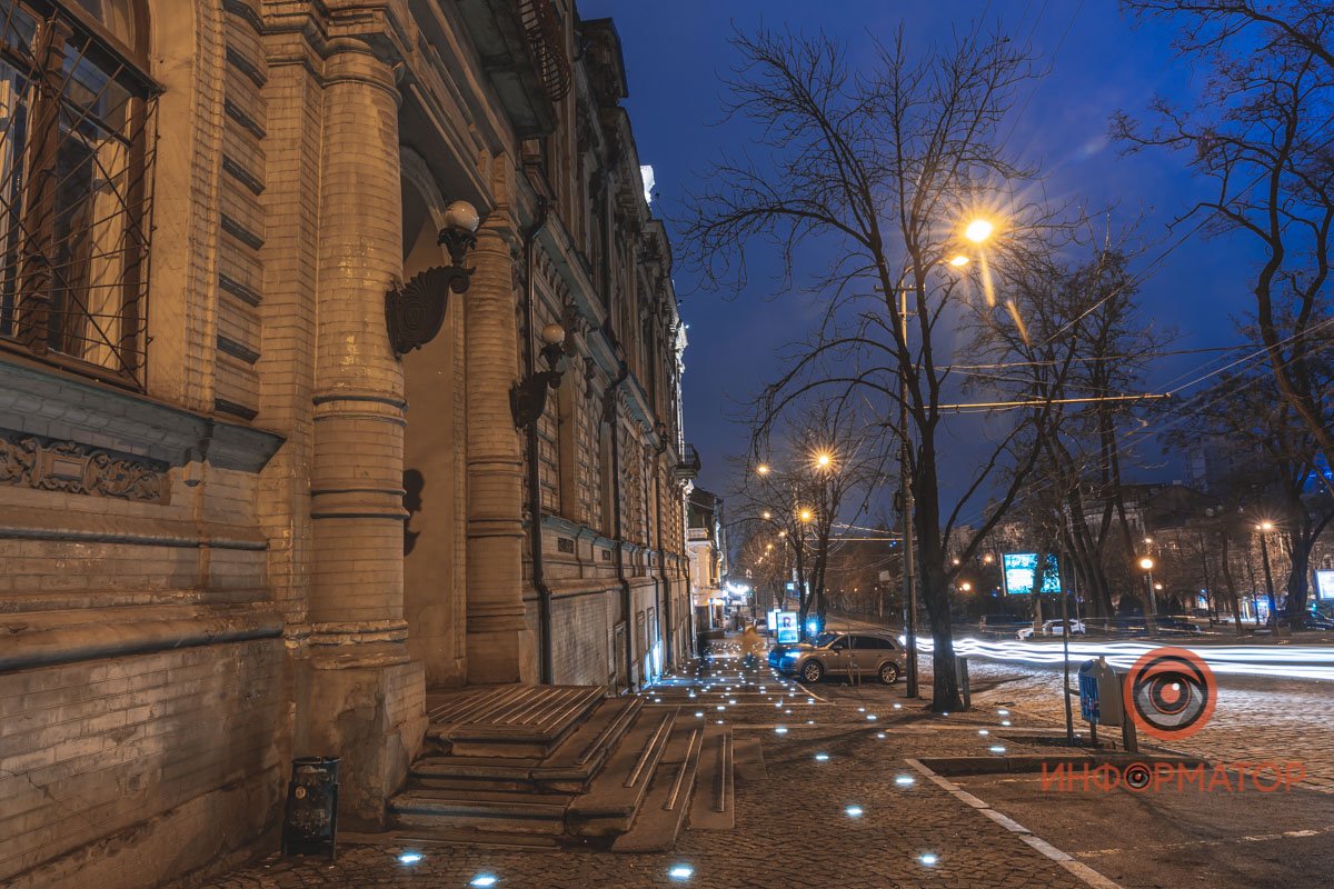 Таинственно