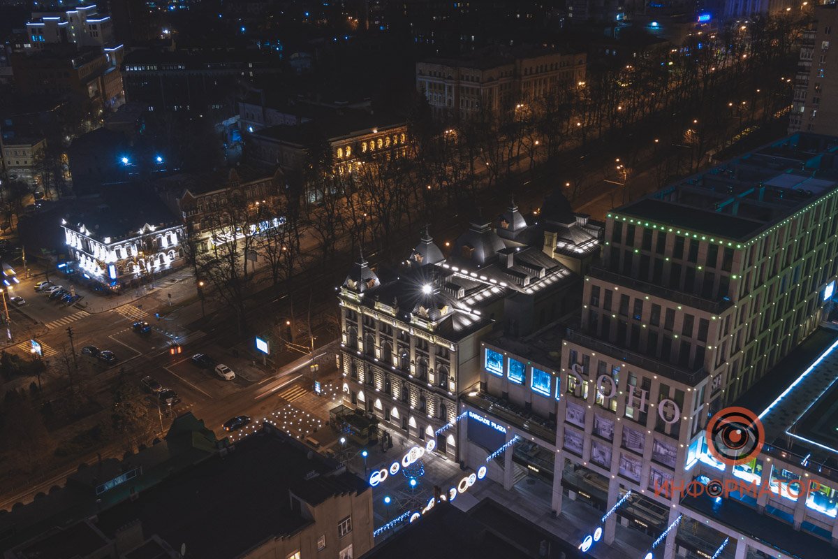 Прибавление в плеяде ярко освещенных зданий в центре Днепра