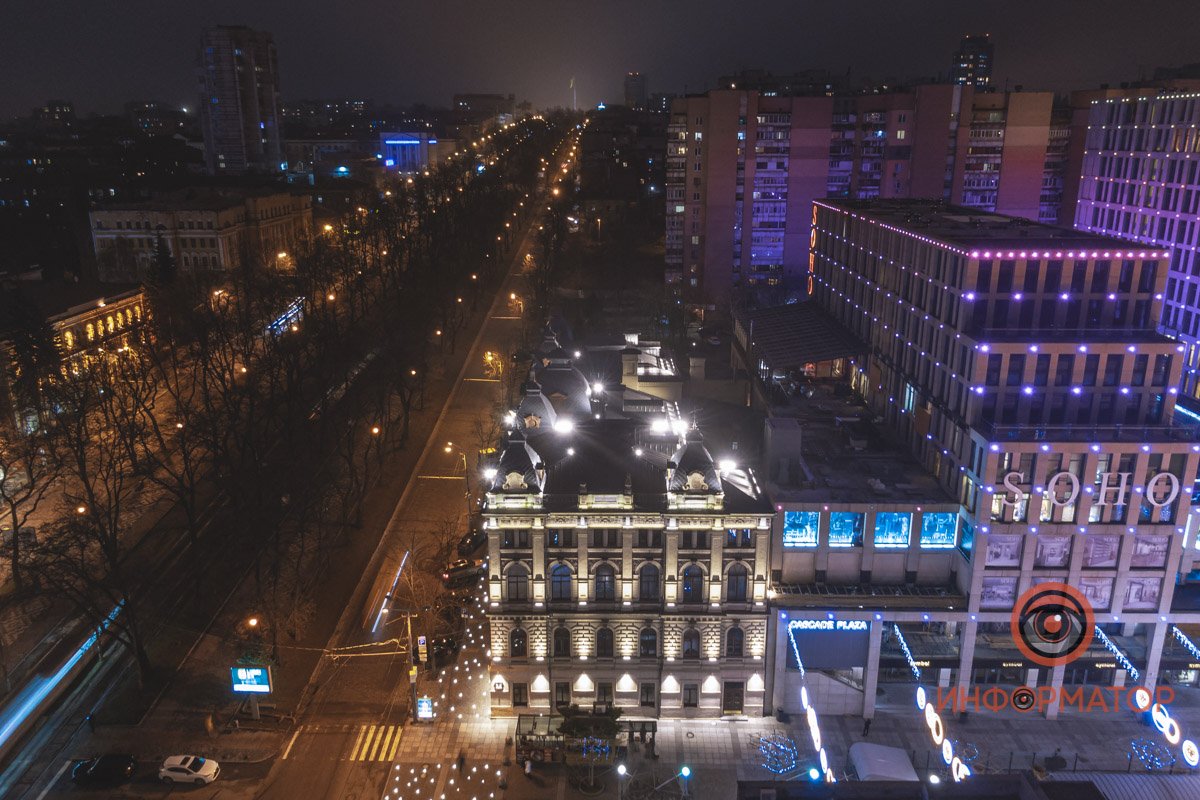 Обратите внимание, прогуливаясь по Екатеринославскому бульвару в следующий раз