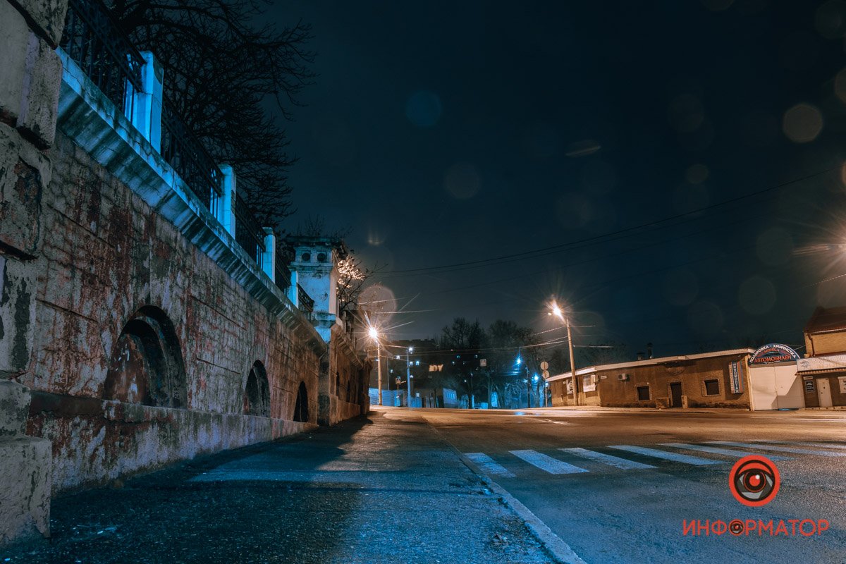 Забор из огромного кирпича