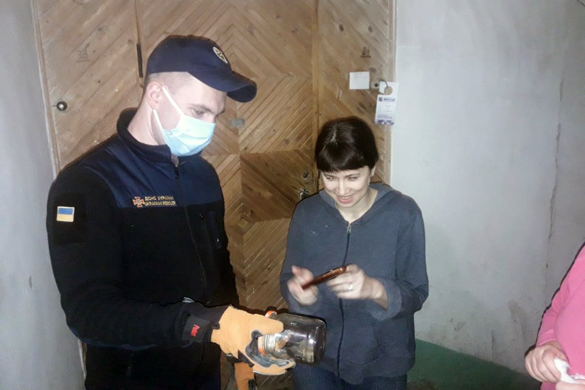 Зверька словили и выпустили Зверька словили и выпустили