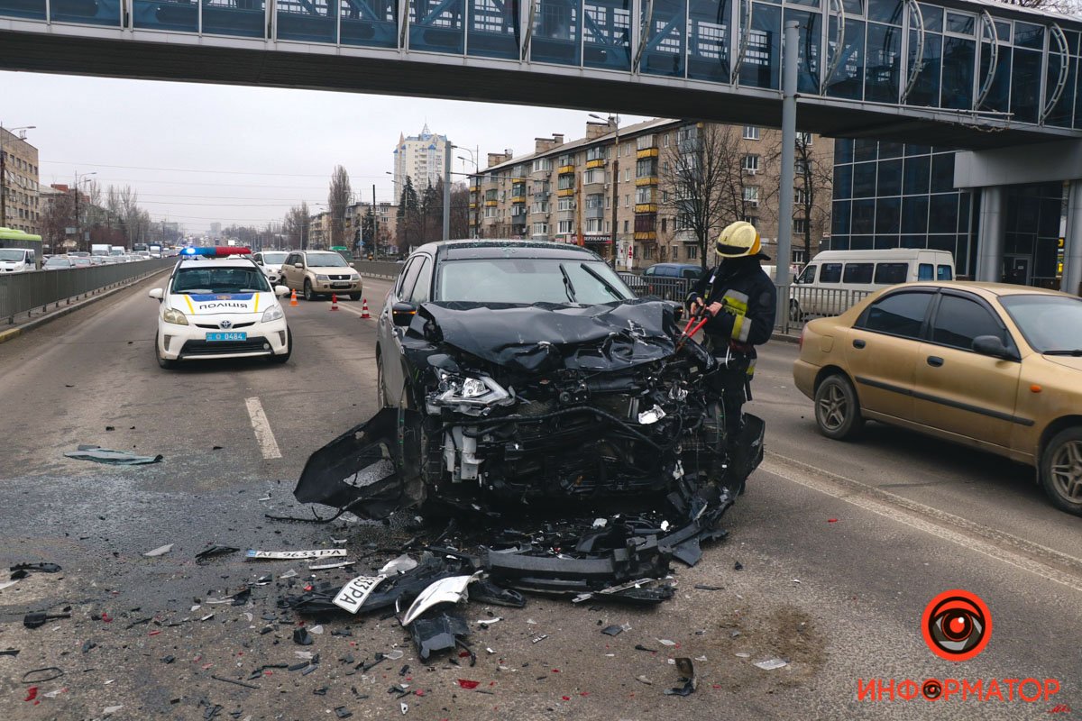 На место приехали спасатели, полицейские и медики