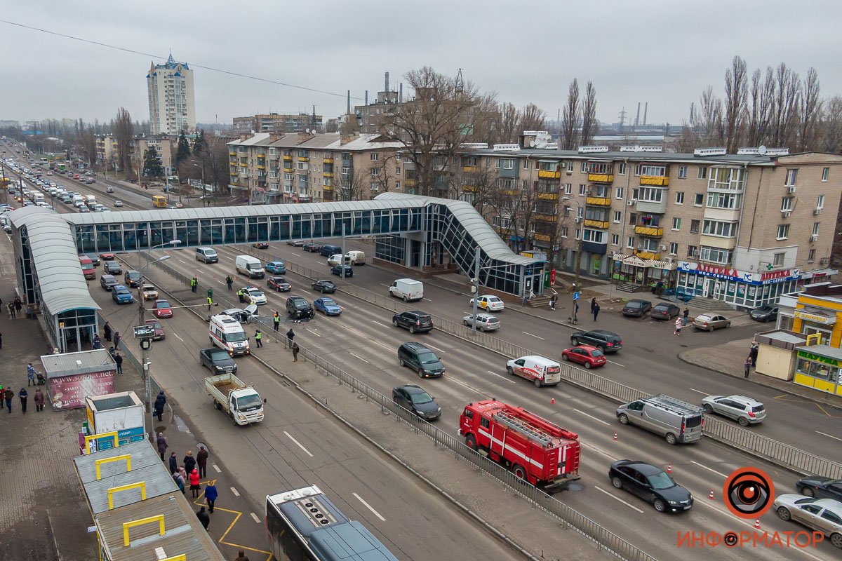 На место приехали медики, спасатели и полицейские
