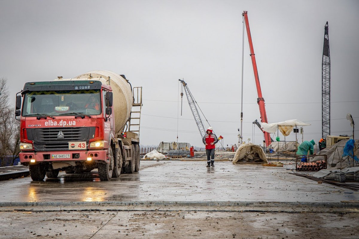 Работники возводят переправу и двухуровневую развязку через канал Днепр - Донбасс Работники возводят переправу и двухуровневую развязку через канал Днепр - Донбасс