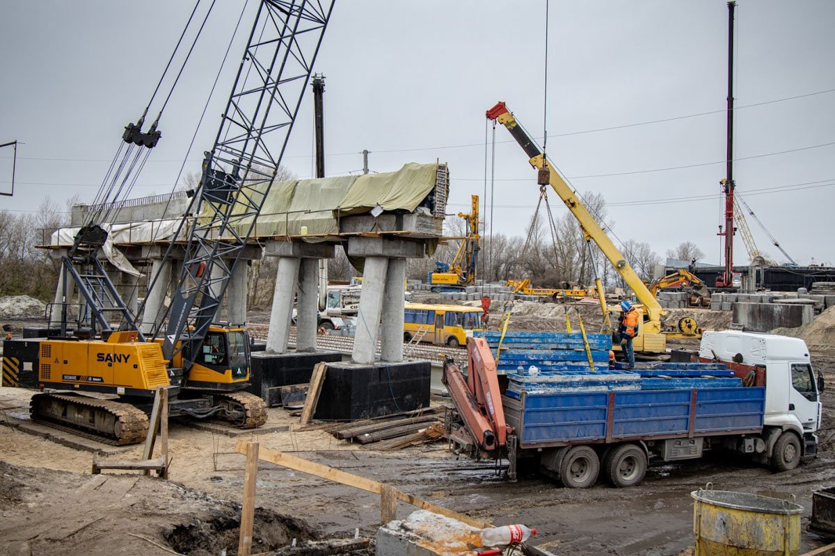 Длина автодорожного моста составляет почти 100 метров Длина автодорожного моста составляет почти 100 метров