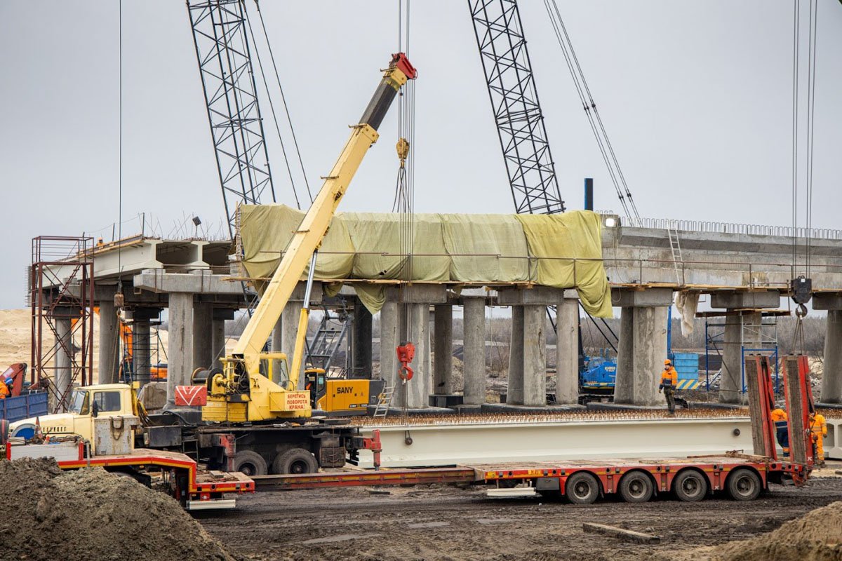 Мостовики работают на трассе круглосуточно Мостовики работают на трассе круглосуточно