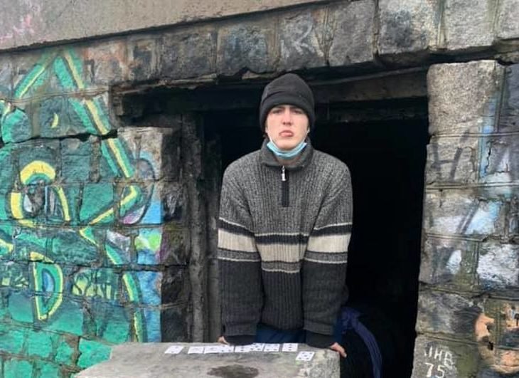 В Днепре на Сичеславской Набережной "в стене" живет парень из Никополя 1